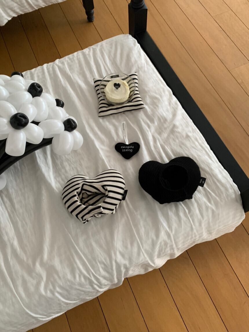 即納［ours,］Heart hat (black, stripe)