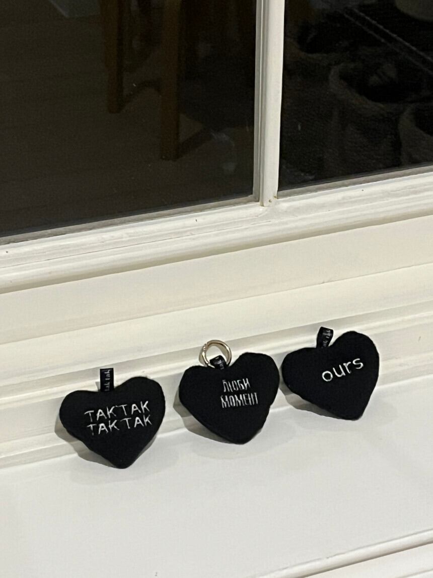 ネーム刺繍［tak!tak!tak!tak!］black heart bib （スタイ単品）